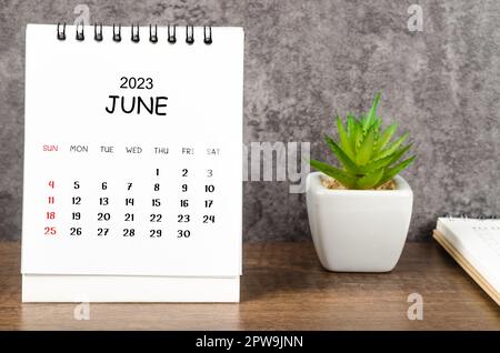 Juni 2023 Monatlicher Tischkalender für 2023 mit Tagebuch auf Holztisch. Stockfoto