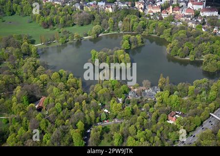 München, Deutschland. 29. April 2023. Von einem Zeppelin aus können Sie den Kleinhesseloher See im Englischen Garten sehen. Start- und Landepunkt des 45-minütigen Zeppelin-Fluges ist Oberschleißheim. Kredit: Felix Hörhager/dpa/Alamy Live News Stockfoto