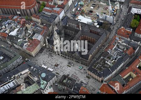 München, Deutschland. 29. April 2023. Von einem Zeppelin aus können Sie das Rathaus der Landeshauptstadt München (M) und den Marienplatz sehen. Der Start- und Landepunkt des 45-minütigen Zeppelin-Fluges ist Oberschleißheim. Kredit: Felix Hörhager/dpa/Alamy Live News Stockfoto