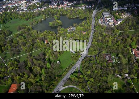 München, Deutschland. 29. April 2023. Von einem Zeppelin aus können Sie den Kleinhesseloher See im Englischen Garten sehen. Start- und Landepunkt des 45-minütigen Zeppelin-Fluges ist Oberschleißheim. Kredit: Felix Hörhager/dpa/Alamy Live News Stockfoto