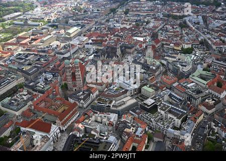 München, Deutschland. 29. April 2023. Von einem Zeppelin aus sehen Sie das Rathaus der Landeshauptstadt München, den Marienplatz (;) und die Frauenkirche (l) der Start- und Landeplatz des 45-minütigen Zeppelin-Fluges ist Oberschleißheim. Kredit: Felix Hörhager/dpa/Alamy Live News Stockfoto