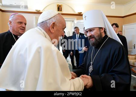 Ungarn, Hu. 29. April 2023. Ungarn, 2023/4/29 .Papst Franziskus während des "Treffens in Nunciature mit dem Metropolitan Hilarion von Budapest und Ungarn in Budapest, Ungarn . Foto der Vatikanischen Medien / katholisches Pressefoto . BESCHRÄNKT AUF REDAKTIONELLE VERWENDUNG - KEIN MARKETING - KEINE WERBEKAMPAGNEN. Kredit: Unabhängige Fotoagentur/Alamy Live News Stockfoto