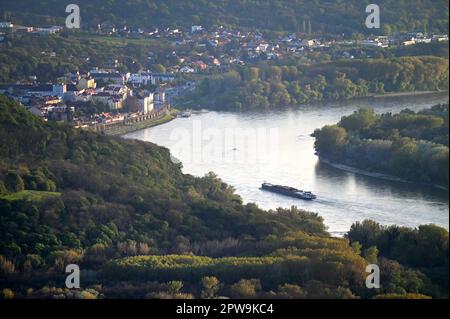 Großer Lastkahn auf der Donau in der Nähe der Stadt Hainburg an der Donau, zwischen Bratislava und Wien in Österreich Stockfoto