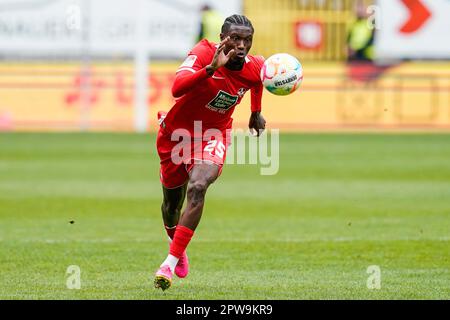 Kaiserslautern, Deutschland. 29. April 2023. Fußball: 2. Bundesliga, 1. FC Kaiserslautern – Hansa Rostock, Matchday 30, Fritz-Walter-Stadion. Kaiserslauterns Aaron Opoku spielt den Ball. Kredit: Uwe Anspach/dpa - WICHTIGER HINWEIS: Gemäß den Anforderungen der DFL Deutsche Fußball Liga und des DFB Deutscher Fußball-Bund ist es verboten, im Stadion aufgenommene Fotos und/oder das Spiel in Form von Sequenzbildern und/oder videoähnlichen Fotoserien zu verwenden oder verwenden zu lassen./dpa/Alamy Live News Stockfoto