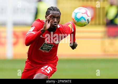 Kaiserslautern, Deutschland. 29. April 2023. Fußball: 2. Bundesliga, 1. FC Kaiserslautern – Hansa Rostock, Matchday 30, Fritz-Walter-Stadion. Kaiserslauterns Aaron Opoku spielt den Ball. Kredit: Uwe Anspach/dpa - WICHTIGER HINWEIS: Gemäß den Anforderungen der DFL Deutsche Fußball Liga und des DFB Deutscher Fußball-Bund ist es verboten, im Stadion aufgenommene Fotos und/oder das Spiel in Form von Sequenzbildern und/oder videoähnlichen Fotoserien zu verwenden oder verwenden zu lassen./dpa/Alamy Live News Stockfoto