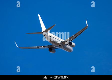 US Navy Boeing C-40A Clipper (737-7AFC) (REG: 168981) mit Kurzflug von Sigonella. Stockfoto