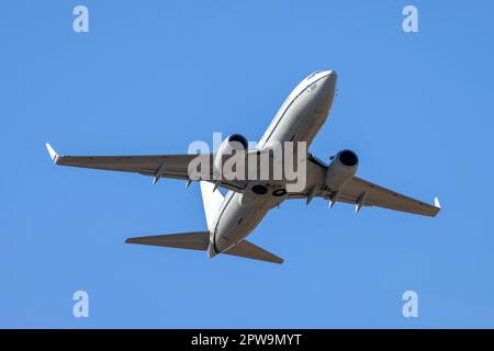 US Navy Boeing C-40A Clipper (737-7AFC) (REG: 168981) mit Kurzflug von Sigonella. Stockfoto