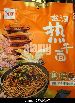 Chinesische Pakete mit chinesischen Nudelgerichten von Udon Stockfoto