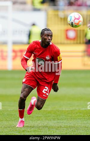 Kaiserslautern, Deutschland. 29. April 2023. Fußball: 2. Bundesliga, 1. FC Kaiserslautern – Hansa Rostock, Matchday 30, Fritz-Walter-Stadion. Kaiserslauterns Aaron Opoku spielt den Ball. Kredit: Uwe Anspach/dpa - WICHTIGER HINWEIS: Gemäß den Anforderungen der DFL Deutsche Fußball Liga und des DFB Deutscher Fußball-Bund ist es verboten, im Stadion aufgenommene Fotos und/oder das Spiel in Form von Sequenzbildern und/oder videoähnlichen Fotoserien zu verwenden oder verwenden zu lassen./dpa/Alamy Live News Stockfoto