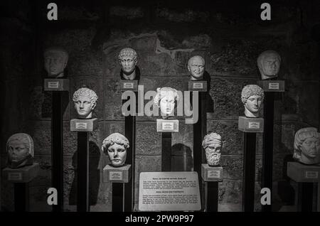 Römische Köpfe aus geschnitztem Steinmarmor sind im Side Museum, Provinz Antalya, Türkei (Turkiye) ausgestellt. Der zentrale Kopf ist eine Darstellung des gottes Apollo, Stockfoto