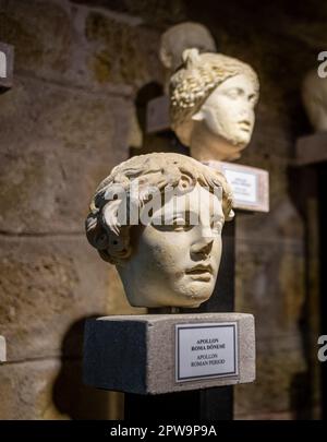 Ein aus Stein gemauerter römischer Kopf aus dem 2. Bis 4. Jahrhundert n. Chr., der den gott Apollo darstellt, ist im Side Museum, Provinz Antalya, Türkei (Turkij Stockfoto