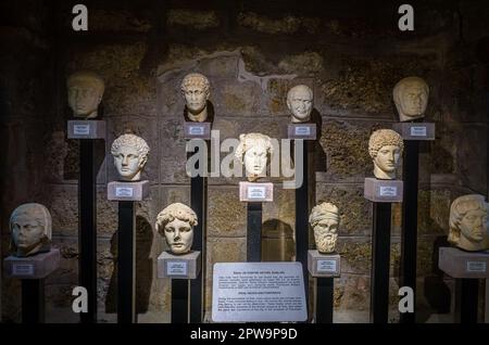 Römische Köpfe aus geschnitztem Steinmarmor sind im Side Museum, Provinz Antalya, Türkei (Turkiye) ausgestellt. Der zentrale Kopf ist eine Darstellung des gottes Apollo, Stockfoto