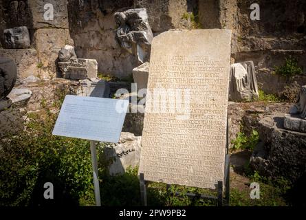 Eine eingravierte Steintafel im Innenhof des Side Museums in Side, Provinz Antalya, Türkei (Turkiye). Die Tablette enthält eine lateinische Aufschrift von t Stockfoto