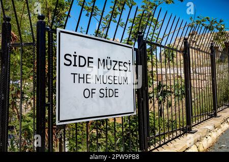 Ein Schild, das den Standort des Museum of Side in der alten römischen Stadt mit demselben Namen am Ufer des Mittelmeers in Side, Antalya PR, kennzeichnet Stockfoto