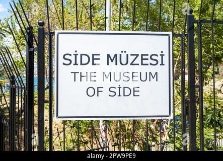 Ein Schild, das den Standort des Museum of Side in der alten römischen Stadt mit demselben Namen am Ufer des Mittelmeers in Side, Antalya PR, kennzeichnet Stockfoto