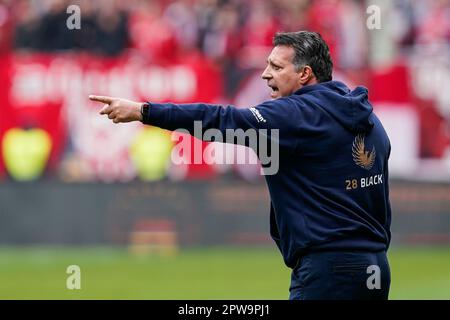 Kaiserslautern, Deutschland. 29. April 2023. Fußball: 2. Bundesliga, 1. FC Kaiserslautern – Hansa Rostock, Matchday 30, Fritz-Walter-Stadion. Rostock Trainer Alois Schwartz Gesten. Kredit: Uwe Anspach/dpa - WICHTIGER HINWEIS: Gemäß den Anforderungen der DFL Deutsche Fußball Liga und des DFB Deutscher Fußball-Bund ist es verboten, im Stadion aufgenommene Fotos und/oder das Spiel in Form von Sequenzbildern und/oder videoähnlichen Fotoserien zu verwenden oder verwenden zu lassen./dpa/Alamy Live News Stockfoto