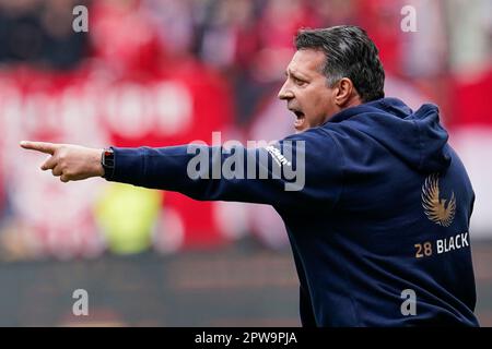 Kaiserslautern, Deutschland. 29. April 2023. Fußball: 2. Bundesliga, 1. FC Kaiserslautern – Hansa Rostock, Matchday 30, Fritz-Walter-Stadion. Rostock Trainer Alois Schwartz Gesten. Kredit: Uwe Anspach/dpa - WICHTIGER HINWEIS: Gemäß den Anforderungen der DFL Deutsche Fußball Liga und des DFB Deutscher Fußball-Bund ist es verboten, im Stadion aufgenommene Fotos und/oder das Spiel in Form von Sequenzbildern und/oder videoähnlichen Fotoserien zu verwenden oder verwenden zu lassen./dpa/Alamy Live News Stockfoto