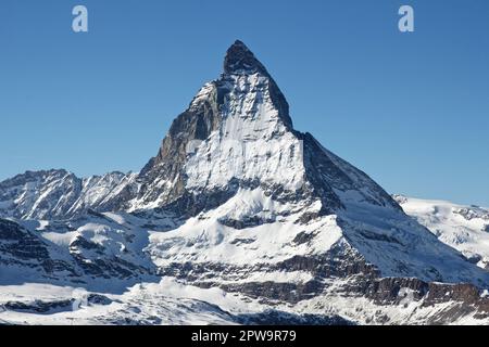 Der Blick auf ein verschneites Matterhorn vom Gornergrat Stockfoto