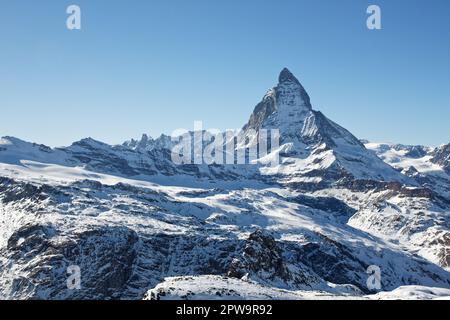 Der Blick auf ein verschneites Matterhorn vom Gornergrat Stockfoto