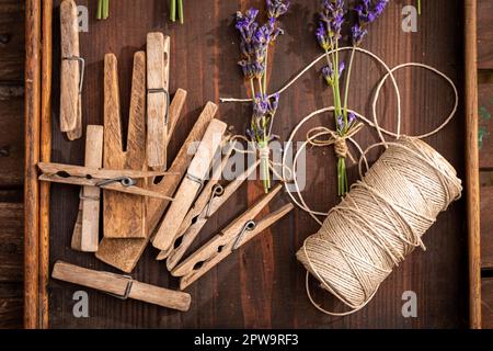 Grün und violett-Lavendel zum Trocknen zu Hause. Hausgemachte aromatische Blumen. Stockfoto