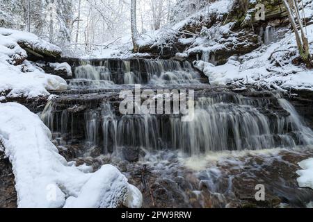 Vasaristi winzige Kaskade im Winter, Lahemaa-Nationalpark, Estland. Lange Belichtung Stockfoto