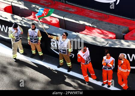 Baku, Aserbaidschan. 29. April 2023. Schaltkreisatmosphäre - Marshals. Formel-1-Weltmeisterschaft, Rd 4, Aserbaidschan Grand Prix, Samstag, 29. April 2023. Baku City Circuit, Aserbaidschan. Kredit: James Moy/Alamy Live News Stockfoto
