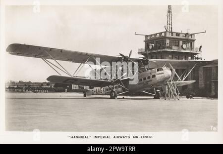 Croydon, London. c.1935. Eine alte, fotografische Postkarte mit dem Titel „Hannibal“ Imperial Airways Air-Liner“, auf der das Flugzeug „Imperial Airways DeHavilland HP.42“ G-AAGX „Hannibal“ abgebildet ist. Der erste Flug des Prototyps HP.42, „Hannibal“, fand am 14. November 1930 statt. Am 1. März 1940 ging sie im RAF-Dienst über dem Golf von Oman verloren. Stockfoto