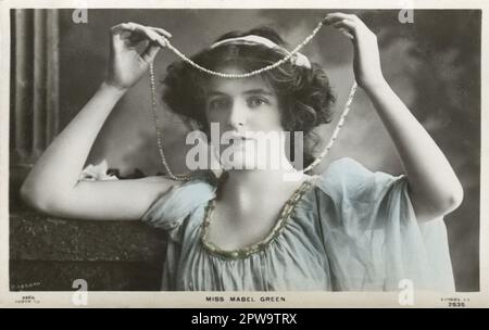 England. Etwa 1910. Eine antike handgetönte echte Postkarte mit der britischen Schauspielerin und Sängerin Mabel Green (1887-1975). Sie trat von 1905 bis 1920er auf der Bühne auf. Stockfoto