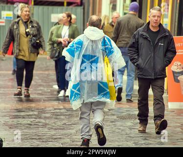Glasgow, Schottland, UK 29., April 2023. UK Weather: Die Einkaufshauptstadt der Scotland Buchanan Street ist eine Meile im Stil der Stadt, in der es regnet. Credit Gerard Ferry/Alamy Live News Stockfoto