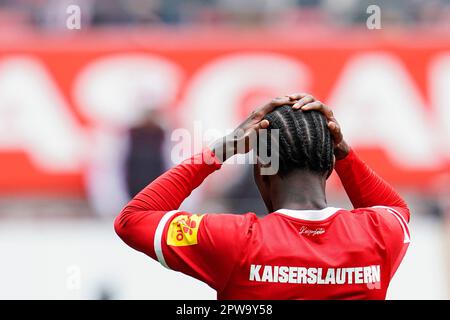 Kaiserslautern, Deutschland. 29. April 2023. Fußball: 2. Bundesliga, 1. FC Kaiserslautern – Hansa Rostock, Matchday 30, Fritz-Walter-Stadion. Kaiserslauterns Aaron-Opoku-Gesten. Kredit: Uwe Anspach/dpa - WICHTIGER HINWEIS: Gemäß den Anforderungen der DFL Deutsche Fußball Liga und des DFB Deutscher Fußball-Bund ist es verboten, im Stadion aufgenommene Fotos und/oder das Spiel in Form von Sequenzbildern und/oder videoähnlichen Fotoserien zu verwenden oder verwenden zu lassen./dpa/Alamy Live News Stockfoto