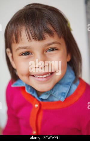 Das süßeste Lächeln, das du je gesehen hast. Porträt eines glücklichen kleinen Mädchens. Stockfoto