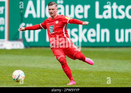 Kaiserslautern, Deutschland. 29. April 2023. Fußball: 2. Bundesliga, 1. FC Kaiserslautern – Hansa Rostock, Matchday 30, Fritz-Walter-Stadion. Kaiserslauterns Marlon Ritter spielt den Ball. Kredit: Uwe Anspach/dpa - WICHTIGER HINWEIS: Gemäß den Anforderungen der DFL Deutsche Fußball Liga und des DFB Deutscher Fußball-Bund ist es verboten, im Stadion aufgenommene Fotos und/oder das Spiel in Form von Sequenzbildern und/oder videoähnlichen Fotoserien zu verwenden oder verwenden zu lassen./dpa/Alamy Live News Stockfoto