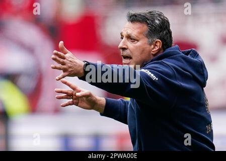 Kaiserslautern, Deutschland. 29. April 2023. Fußball: 2. Bundesliga, 1. FC Kaiserslautern – Hansa Rostock, Matchday 30, Fritz-Walter-Stadion. Rostock Trainer Alois Schwartz Gesten. Kredit: Uwe Anspach/dpa - WICHTIGER HINWEIS: Gemäß den Anforderungen der DFL Deutsche Fußball Liga und des DFB Deutscher Fußball-Bund ist es verboten, im Stadion aufgenommene Fotos und/oder das Spiel in Form von Sequenzbildern und/oder videoähnlichen Fotoserien zu verwenden oder verwenden zu lassen./dpa/Alamy Live News Stockfoto