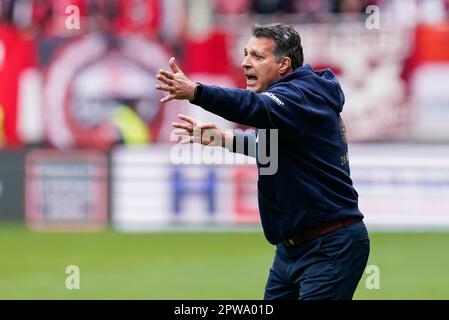 Kaiserslautern, Deutschland. 29. April 2023. Fußball: 2. Bundesliga, 1. FC Kaiserslautern – Hansa Rostock, Matchday 30, Fritz-Walter-Stadion. Rostock Trainer Alois Schwartz Gesten. Kredit: Uwe Anspach/dpa - WICHTIGER HINWEIS: Gemäß den Anforderungen der DFL Deutsche Fußball Liga und des DFB Deutscher Fußball-Bund ist es verboten, im Stadion aufgenommene Fotos und/oder das Spiel in Form von Sequenzbildern und/oder videoähnlichen Fotoserien zu verwenden oder verwenden zu lassen./dpa/Alamy Live News Stockfoto