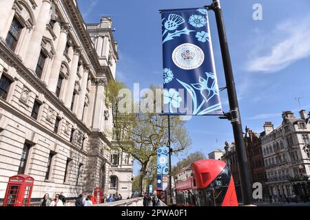 London, England, Großbritannien. 29. April 2023. Whitehall dekoriert mit König Karl III. Krönungszeichen vor seiner Krönung. Die Krönung von König Karl III. Und der Königlichen Gemahlin findet am 6. Mai statt. (Kreditbild: © Thomas Krych/ZUMA Press Wire) NUR REDAKTIONELLE VERWENDUNG! Nicht für den kommerziellen GEBRAUCH! Stockfoto