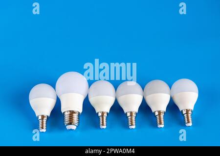Energiesparende LED-Lampen auf blauem Hintergrund Stockfoto