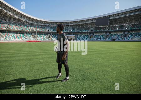 Afroamerikanischer Fußballspieler während des Spiels im großen Stadion Stockfoto