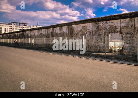 Berlin - 30. April 2014: Die Berliner Mauer (Berliner Mauer) in Deutschland. Ein Loch in der Wand, eine Barriere aus dem Jahr 1961, die komplett abgeschnitten ist Stockfoto