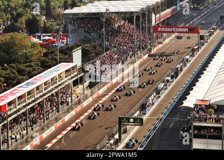 Baku, Aserbaidschan. 29. April 2023. Charles Leclerc (MON) Ferrari SF-23 führt am Anfang des Sprint-Rennens mit Esteban Ocon (FRA) Alpine F1 Team A523 von der Boxengasse aus. 29.04.2023. Formel-1-Weltmeisterschaft, Rd 4, Aserbaidschan Grand Prix, Baku Street Circuit, Aserbaidschan, Sprint Day. Das Foto sollte wie folgt lauten: XPB/Press Association Images. Kredit: XPB Images Ltd/Alamy Live News Stockfoto