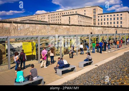 Berlin, Deutschland - 30. April 2014: Touristen in der "Topographie des Terrors" ein Museum mit offener Tür, der Ort während des Naziregimes war der Hauptsitz des Stockfoto