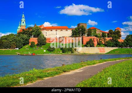 Krakau, Polen - 16. August 2014: Königliches Schloss Wawel in Krakau. Touristenboote auf der Weichsel mit Wawel Königliches Schloss im Hintergrund auf sonnigem Summ Stockfoto