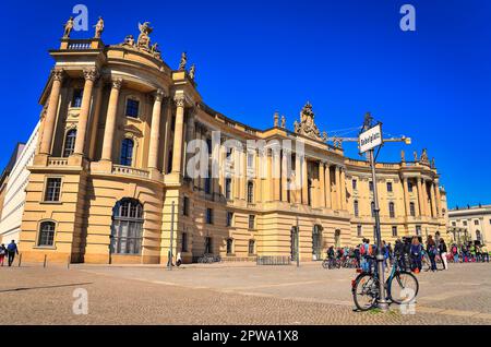 Berlin - 3. Mai 2014: Humboldt-Universität Berlin. Das alte Universitätsgebäude am Bebelplatz ist eine der ältesten Universitäten Berlins, gegründet in Stockfoto