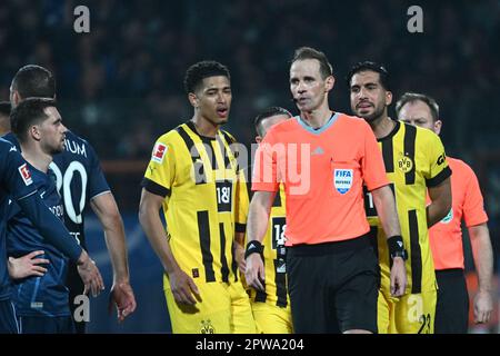 Bochum, Deutschland. 28. April 2023. Fußball: Bundesliga, VfL Bochum - Borussia Dortmund, Matchday 30 im Vonovia Ruhrstadion, Dortmunds Jude Bellingham und Emre können (r) beim Schiedsrichter Sascha Stegemann Berufung einlegen. Kredit: Federico Gambarini/dpa/Alamy Live News Stockfoto