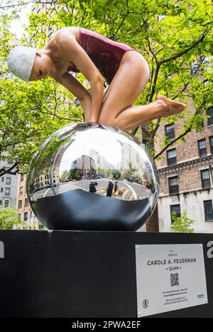 „Street Swimmers“ von Carole Feuerman ist ein öffentliches Kunstprojekt entlang der Park Avenue in Murray Hill, New York City, USA 2023 Stockfoto