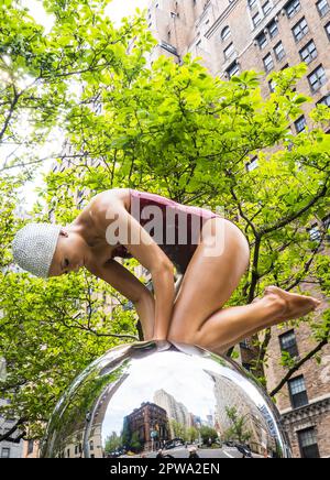 „Street Swimmers“ von Carole Feuerman ist ein öffentliches Kunstprojekt entlang der Park Avenue in Murray Hill, New York City, USA 2023 Stockfoto