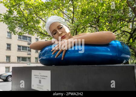 „Street Swimmers“ von Carole Feuerman ist ein öffentliches Kunstprojekt entlang der Park Avenue in Murray Hill, New York City, USA 2023 Stockfoto