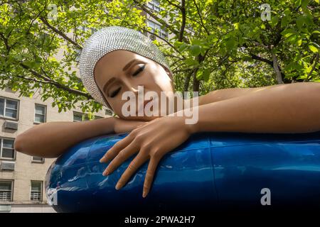 „Street Swimmers“ von Carole Feuerman ist ein öffentliches Kunstprojekt entlang der Park Avenue in Murray Hill, New York City, USA 2023 Stockfoto