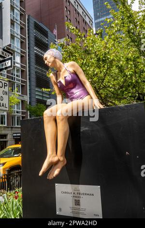 „Street Swimmers“ von Carole Feuerman ist ein öffentliches Kunstprojekt entlang der Park Avenue in Murray Hill, New York City, USA 2023 Stockfoto