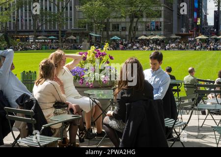 Besucher jeden Alters genießen den Frühling im Bryant Park, 2023, New York City, USA Stockfoto