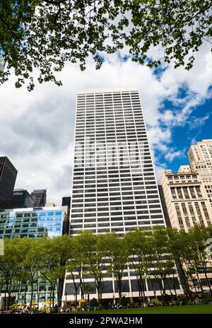 Das Grace Building überblickt den Bryant Park in Midtown Manhattan, New York City, USA 2023 Stockfoto